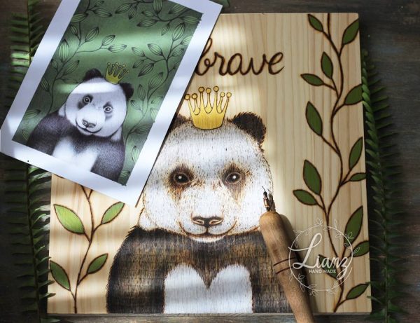 Segundo pirograbado sobre madera, pequeño panda – Werk von Lianzhi Artist
