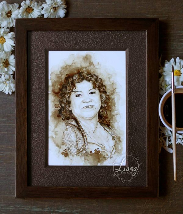 Encantador retrato enmarcado – Kaffeemalerei von Lianzhi Artist