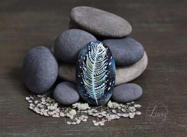 Otra de mis pequeñas plumas sobre piedra pintada a… – Steinmalerei / Acryl von Lianzhi Artist