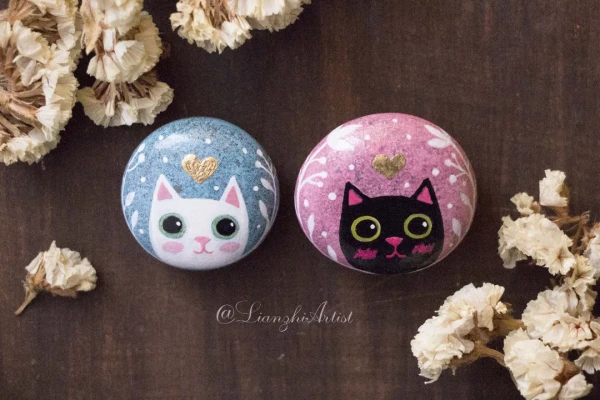 Little kittens illustrated in stone – Steinmalerei / Acryl von Lianzhi Artist